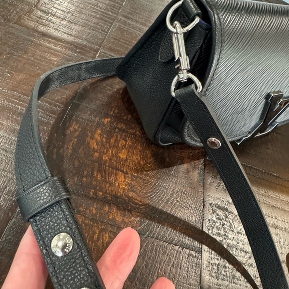 Louis Vuitton Buci Crossbody Black Epi Leather - EXCELLENT Condition - Picture 12 of 15